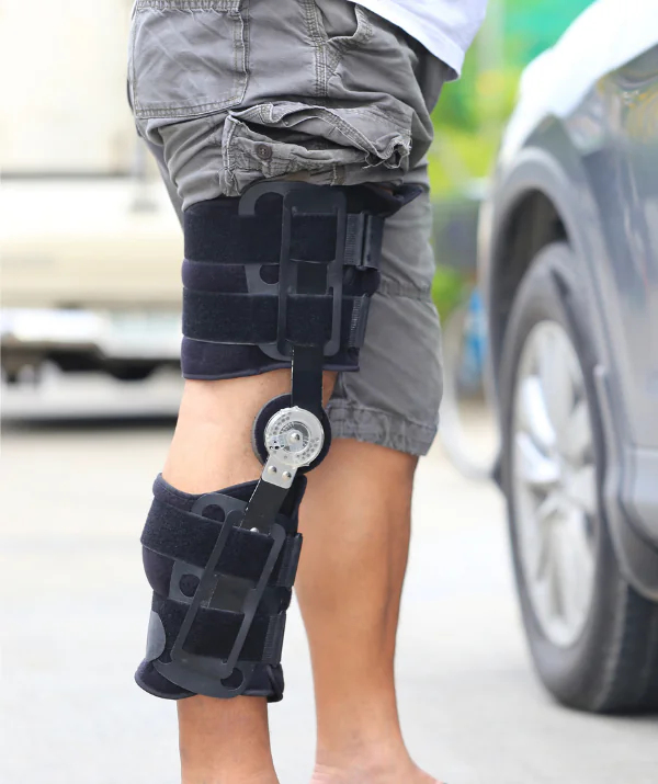 Man wearing knee brace